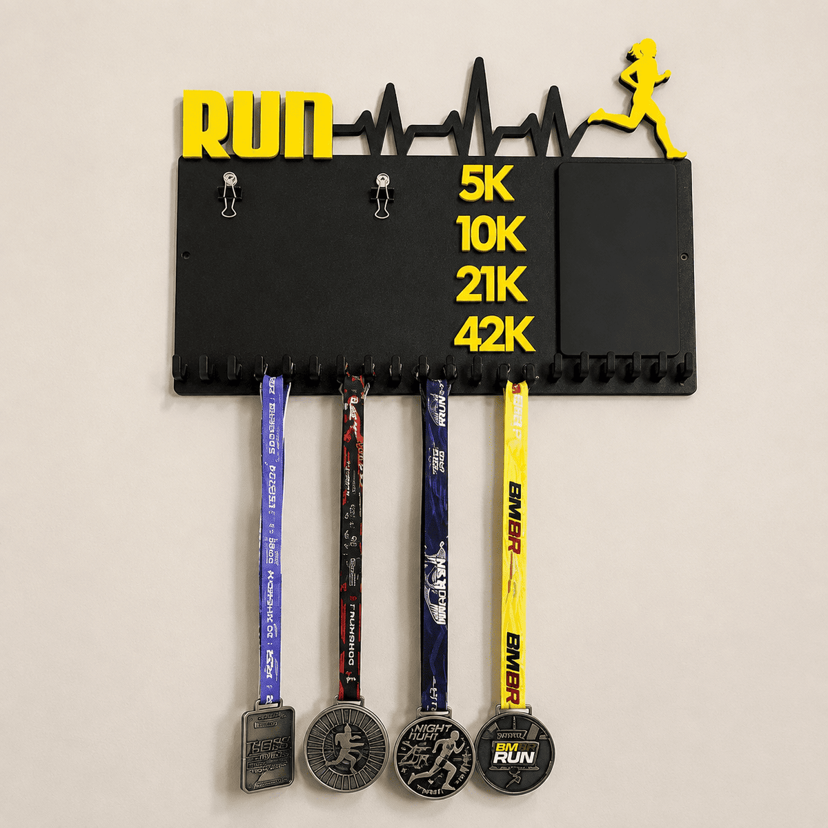 Kit de Porta-Medalhas MDF 3 em 1 Áreas Número Peito e Recorde MySteps VictoryHanger® 50x30 cm Suporte Mais de 100 Medalhas + Giz de Lousa Parafusos e Buchas