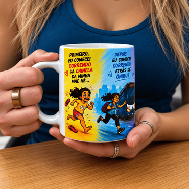 Kit de Caneca Engraçada de Corredora Feminina - Frase Correndo Atrás de Medalha e Banana - MySteps RunnerGirl® Feita em Cerâmica e Capacidade 325ml + *Brindes* e *Mimos*