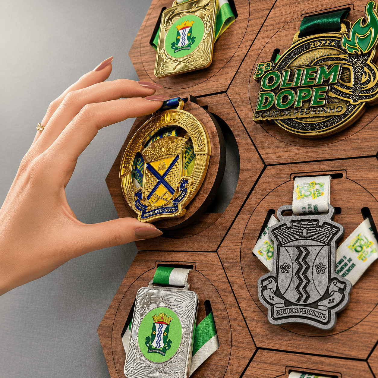 Kit de Porta-Medalhas Hexagonal Colmeia em MDF à Laser MySteps VictoryHive Expositor para Parede + Fita Dupla Face de Fixação