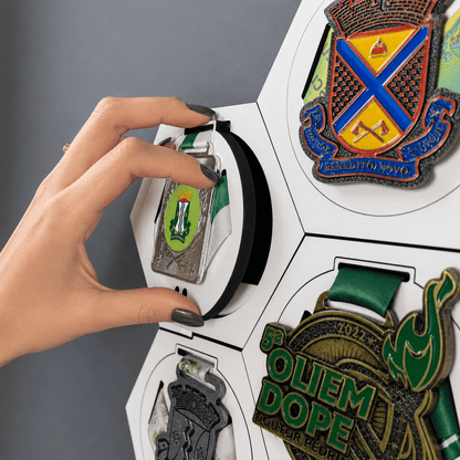 Kit de Porta-Medalhas Hexagonal Colmeia em MDF à Laser MySteps VictoryHive Expositor para Parede + Fita Dupla Face de Fixação