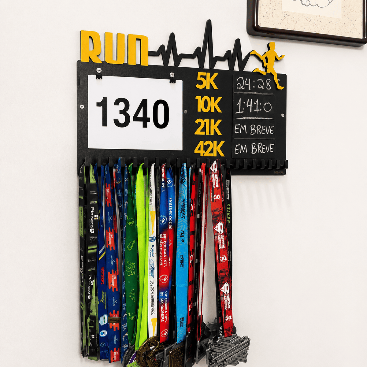 Kit de Porta-Medalhas MDF 3 em 1 Áreas Número Peito e Recorde  MySteps VictoryHanger® 50x30 cm Suporte Mais de 100 Medalhas + Giz de Lousa Parafusos e Buchas