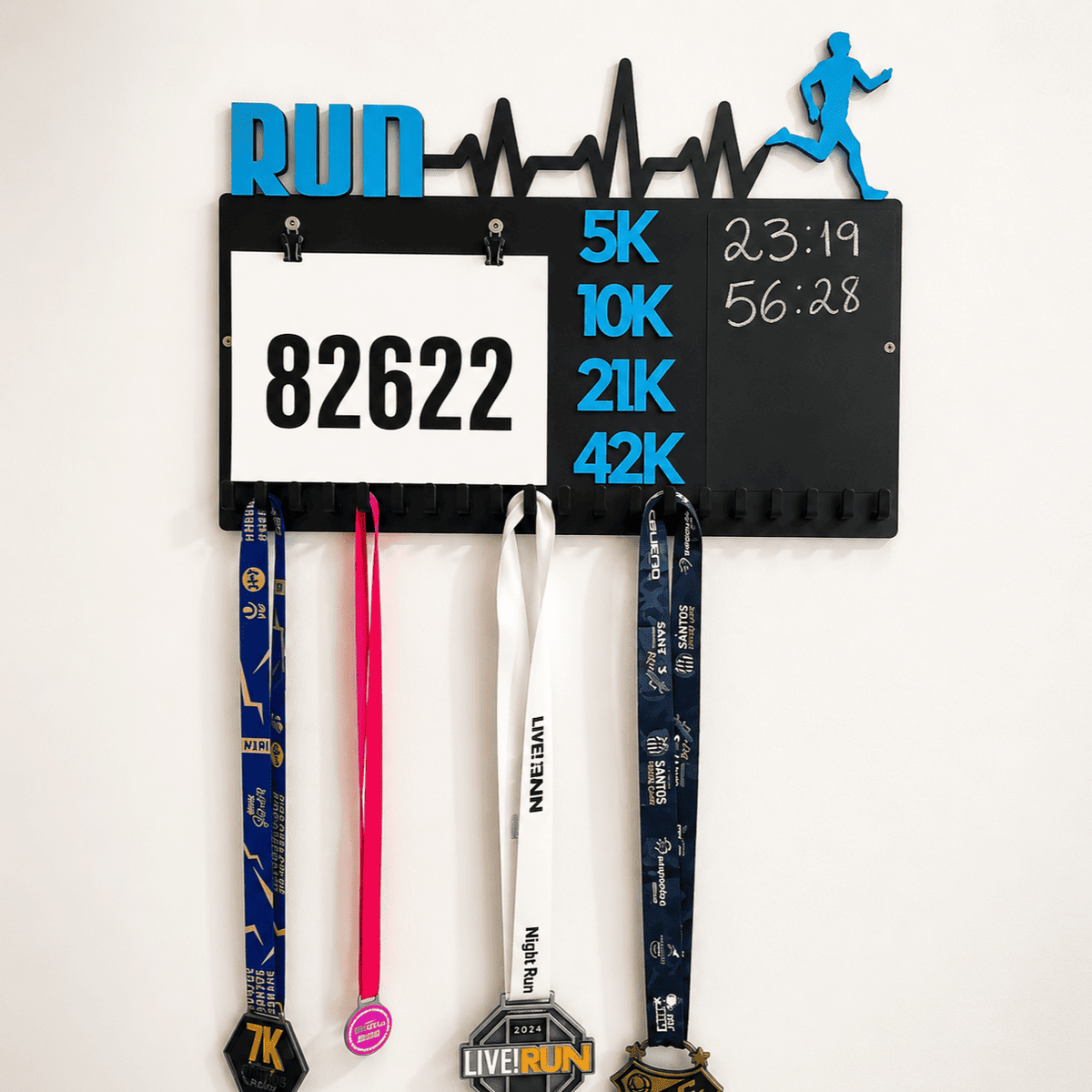 Kit de Porta-Medalhas MDF 3 em 1 Áreas Número Peito e Recorde  MySteps VictoryHanger® 50x30 cm Suporte Mais de 100 Medalhas + Giz de Lousa Parafusos e Buchas