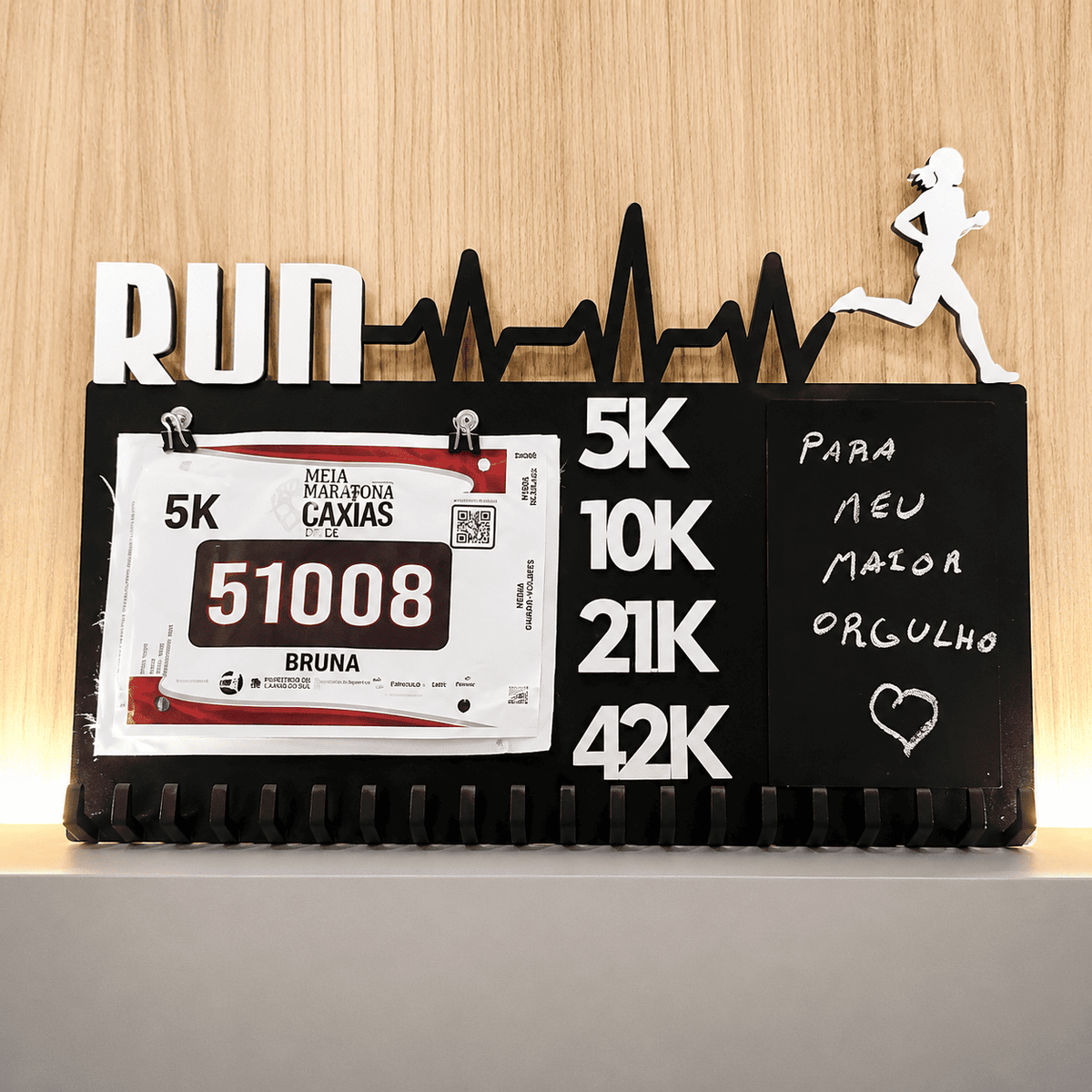 Kit de Porta-Medalhas MDF 3 em 1 Áreas Número Peito e Recorde  MySteps VictoryHanger® 50x30 cm Suporte Mais de 100 Medalhas + Giz de Lousa Parafusos e Buchas