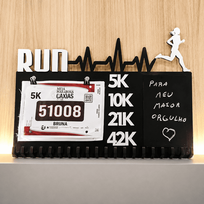 Kit de Porta-Medalhas MDF 3 em 1 Áreas Número Peito e Recorde  MySteps VictoryHanger® 50x30 cm Suporte Mais de 100 Medalhas + Giz de Lousa Parafusos e Buchas