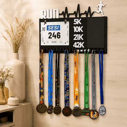 Kit de Porta-Medalhas MDF 3 em 1 Áreas Número Peito e Recorde  MySteps VictoryHanger® 50x30 cm Suporte Mais de 100 Medalhas + Giz de Lousa Parafusos e Buchas