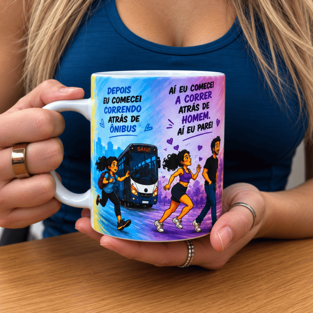Kit de Caneca Engraçada de Corredora Feminina - Frase Correndo Atrás de Medalha e Banana - MySteps RunnerGirl® Feita em Cerâmica e Capacidade 325ml + *Brindes* e *Mimos*