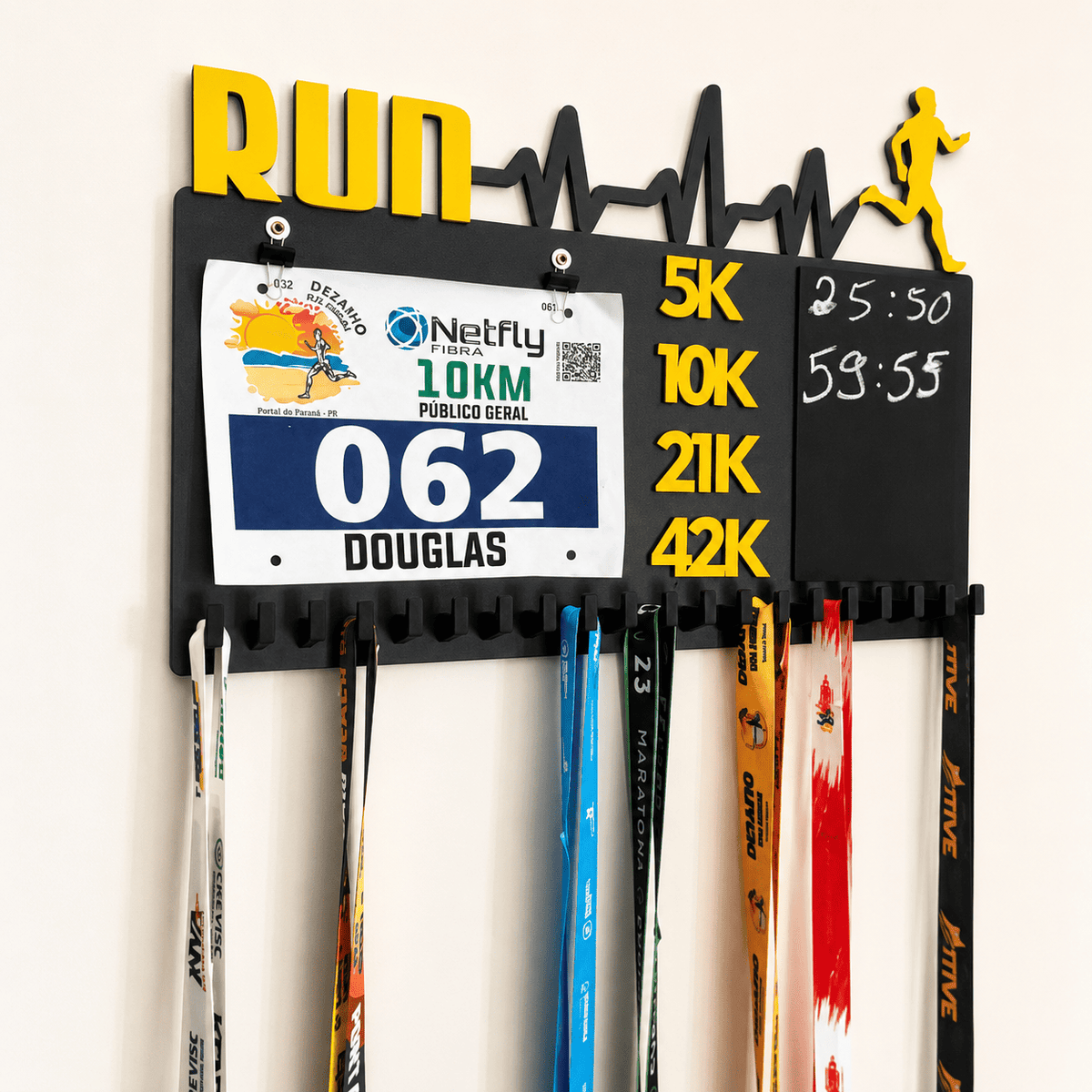 Kit de Porta-Medalhas MDF 3 em 1 Áreas Número Peito e Recorde  MySteps VictoryHanger® 50x30 cm Suporte Mais de 100 Medalhas + Giz de Lousa Parafusos e Buchas