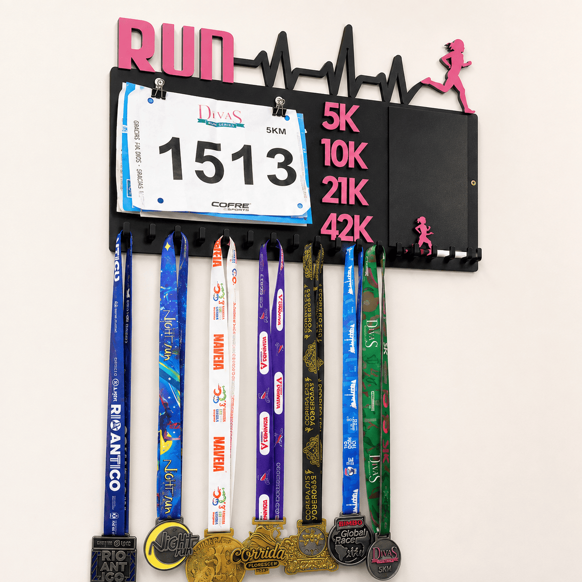 Kit de Porta-Medalhas MDF 3 em 1 Áreas Número Peito e Recorde  MySteps VictoryHanger® 50x30 cm Suporte Mais de 100 Medalhas + Giz de Lousa Parafusos e Buchas