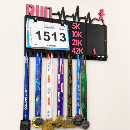 Kit de Porta-Medalhas MDF 3 em 1 Áreas Número Peito e Recorde  MySteps VictoryHanger® 50x30 cm Suporte Mais de 100 Medalhas + Giz de Lousa Parafusos e Buchas
