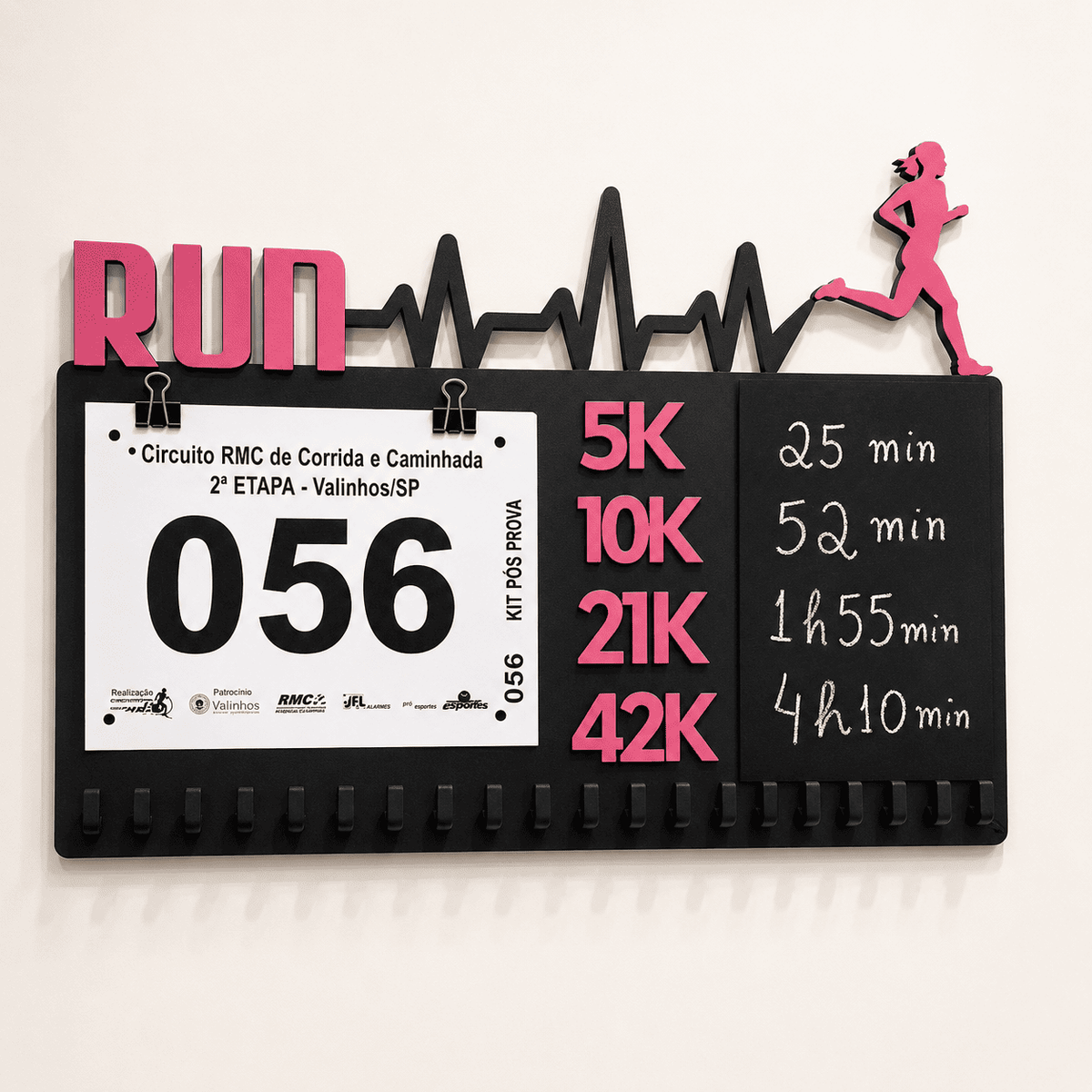 Kit de Porta-Medalhas MDF 3 em 1 Áreas Número Peito e Recorde  MySteps VictoryHanger® 50x30 cm Suporte Mais de 100 Medalhas + Giz de Lousa Parafusos e Buchas