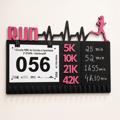 Kit de Porta-Medalhas MDF 3 em 1 Áreas Número Peito e Recorde  MySteps VictoryHanger® 50x30 cm Suporte Mais de 100 Medalhas + Giz de Lousa Parafusos e Buchas