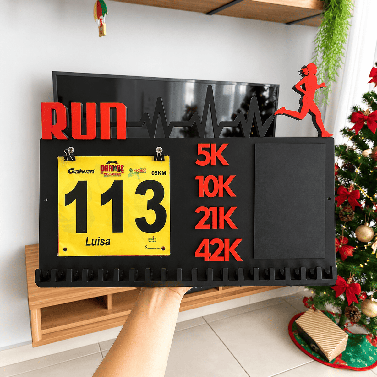 Kit de Porta-Medalhas MDF 3 em 1 Áreas Número Peito e Recorde  MySteps VictoryHanger® 50x30 cm Suporte Mais de 100 Medalhas + Giz de Lousa Parafusos e Buchas