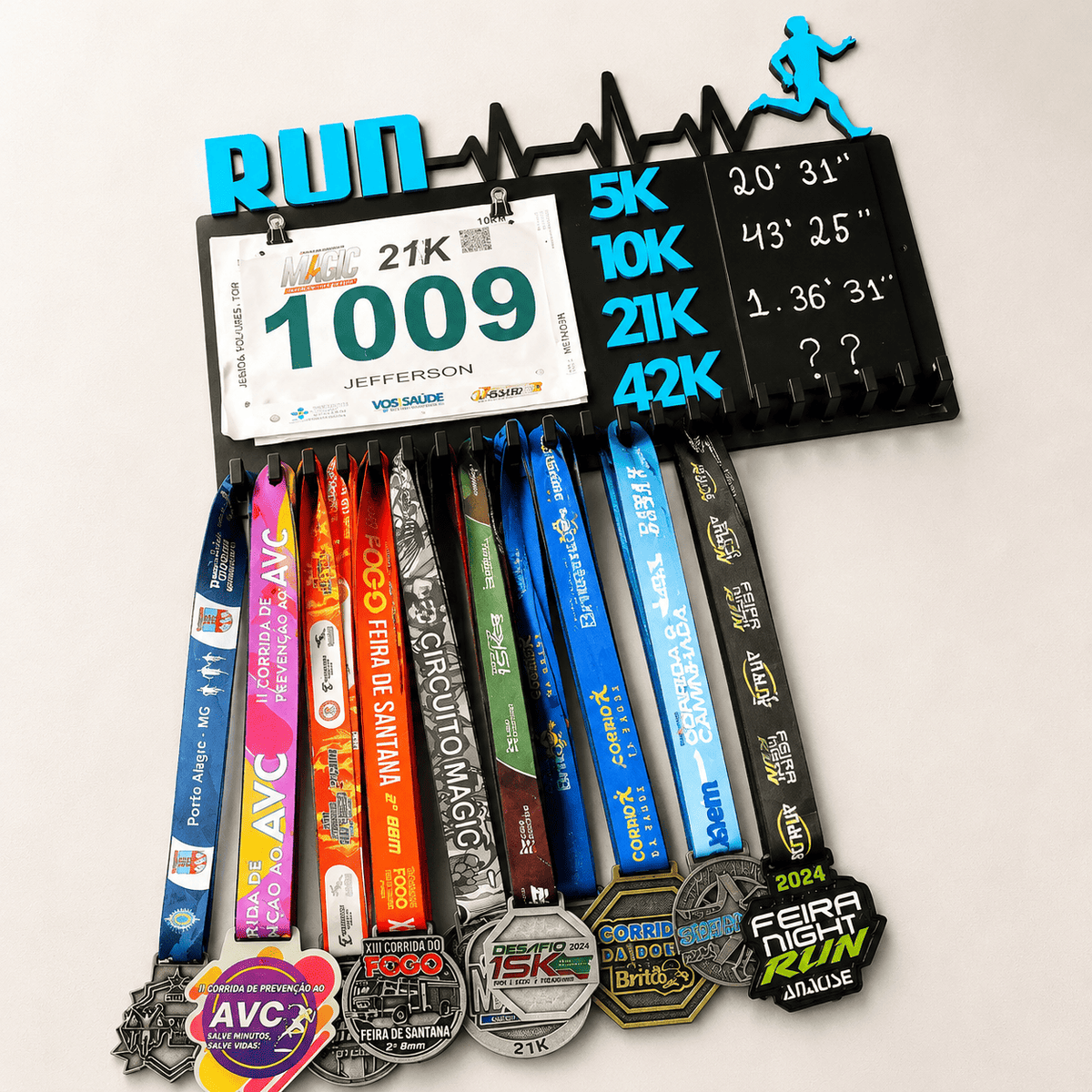 Kit de Porta-Medalhas MDF 3 em 1 Áreas Número Peito e Recorde  MySteps VictoryHanger® 50x30 cm Suporte Mais de 100 Medalhas + Giz de Lousa Parafusos e Buchas