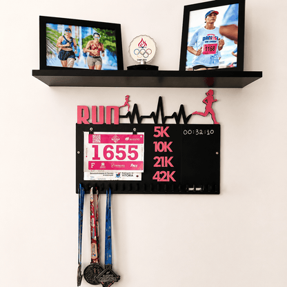 Kit de Porta-Medalhas MDF 3 em 1 Áreas Número Peito e Recorde  MySteps VictoryHanger® 50x30 cm Suporte Mais de 100 Medalhas + Giz de Lousa Parafusos e Buchas