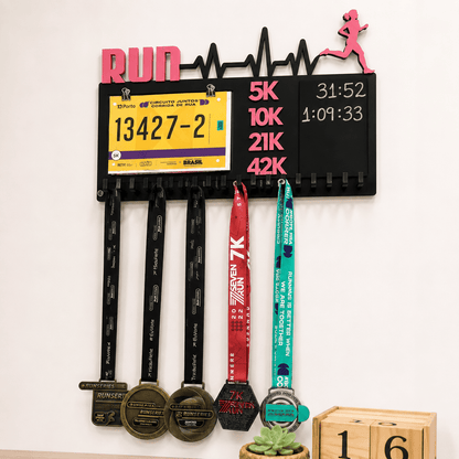 Kit de Porta-Medalhas MDF 3 em 1 Áreas Número Peito e Recorde  MySteps VictoryHanger® 50x30 cm Suporte Mais de 100 Medalhas + Giz de Lousa Parafusos e Buchas