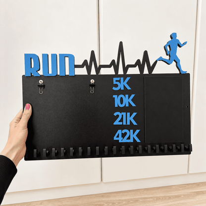 Kit de Porta-Medalhas MDF 3 em 1 Áreas Número Peito e Recorde  MySteps VictoryHanger® 50x30 cm Suporte Mais de 100 Medalhas + Giz de Lousa Parafusos e Buchas