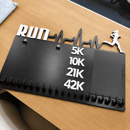 Kit de Porta-Medalhas MDF 3 em 1 Áreas Número Peito e Recorde  MySteps VictoryHanger® 50x30 cm Suporte Mais de 100 Medalhas + Giz de Lousa Parafusos e Buchas