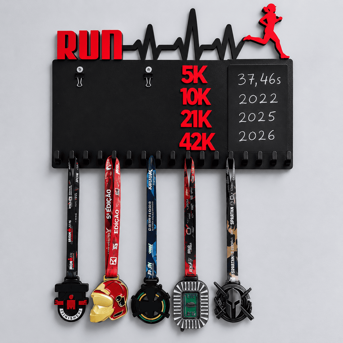 Kit de Porta-Medalhas MDF 3 em 1 Áreas Número Peito e Recorde  MySteps VictoryHanger® 50x30 cm Suporte Mais de 100 Medalhas + Giz de Lousa Parafusos e Buchas