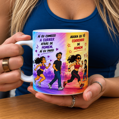 Kit de Caneca Engraçada de Corredora Feminina - Frase Correndo Atrás de Medalha e Banana - MySteps RunnerGirl® Feita em Cerâmica e Capacidade 325ml + *Brindes* e *Mimos*