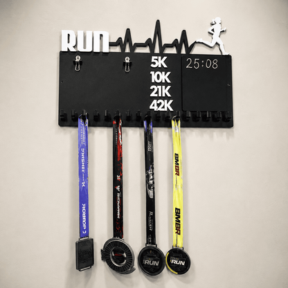 Kit de Porta-Medalhas MDF 3 em 1 Áreas Número Peito e Recorde  MySteps VictoryHanger® 50x30 cm Suporte Mais de 100 Medalhas + Giz de Lousa Parafusos e Buchas