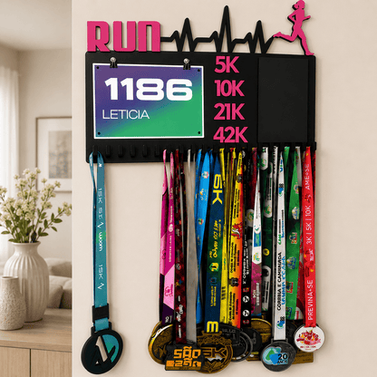 Kit de Porta-Medalhas MDF 3 em 1 Áreas Número Peito e Recorde  MySteps VictoryHanger® 50x30 cm Suporte Mais de 100 Medalhas + Giz de Lousa Parafusos e Buchas