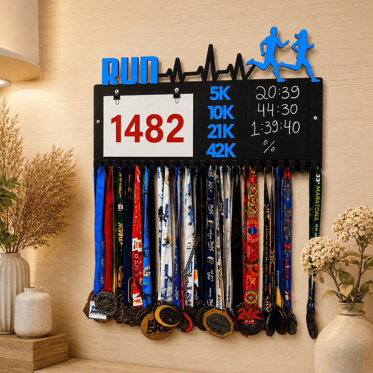 Kit de Porta-Medalhas MDF 3 em 1 Áreas Número Peito e Recorde  MySteps VictoryHanger® 50x30 cm Suporte Mais de 100 Medalhas + Giz de Lousa Parafusos e Buchas