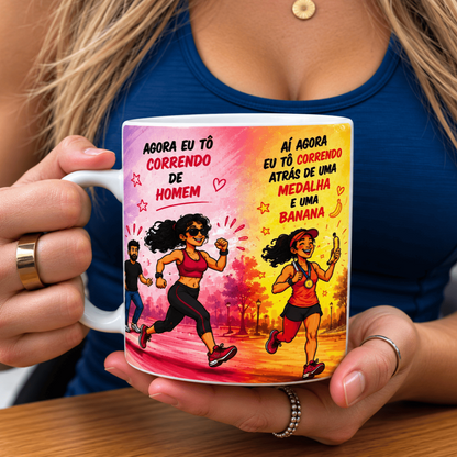 Kit de Caneca Engraçada de Corredora Feminina - Frase Correndo Atrás de Medalha e Banana - MySteps RunnerGirl® Feita em Cerâmica e Capacidade 325ml + *Brindes* e *Mimos*