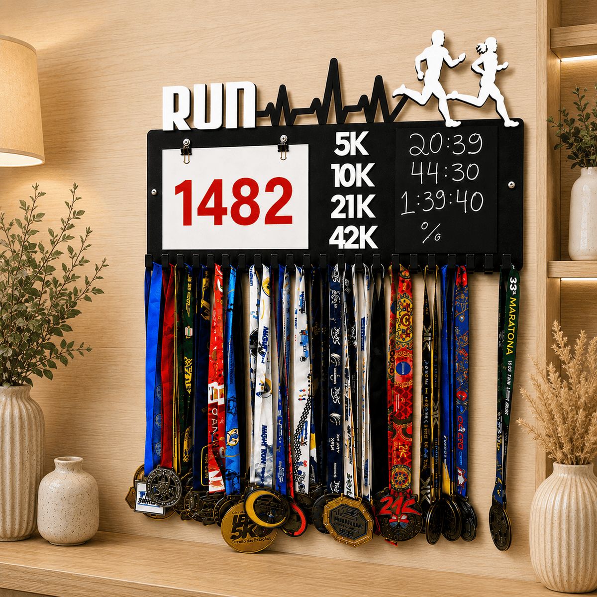 Kit de Porta-Medalhas MDF 3 em 1 Áreas Número Peito e Recorde  MySteps VictoryHanger® 50x30 cm Suporte Mais de 100 Medalhas + Giz de Lousa Parafusos e Buchas