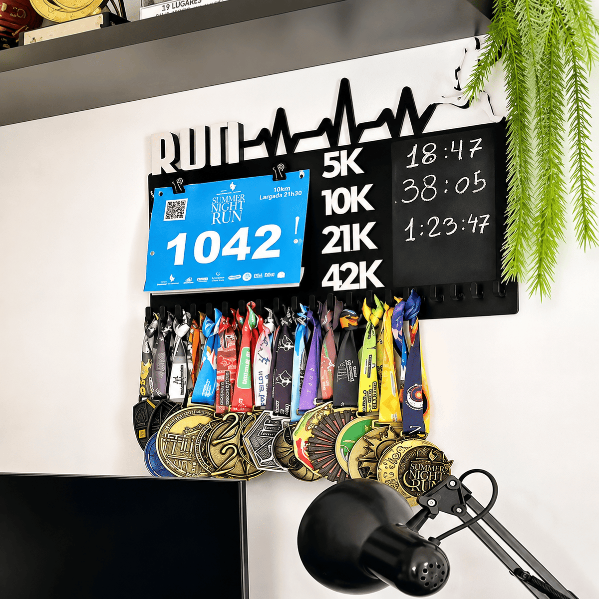 Kit de Porta-Medalhas MDF 3 em 1 Áreas Número Peito e Recorde  MySteps VictoryHanger® 50x30 cm Suporte Mais de 100 Medalhas + Giz de Lousa Parafusos e Buchas