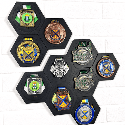 Kit de Porta-Medalhas Hexagonal Colmeia em MDF à Laser MySteps VictoryHive Expositor para Parede + Fita Dupla Face de Fixação