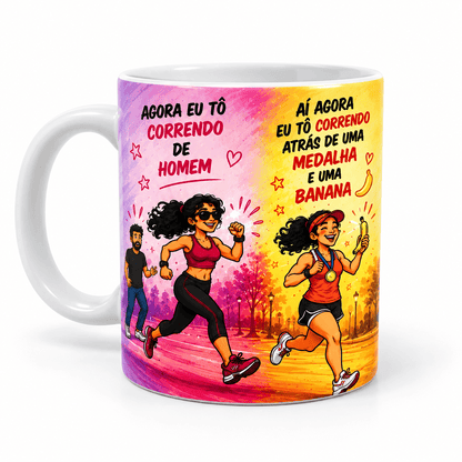 Kit de Caneca Engraçada de Corredora Feminina - Frase Correndo Atrás de Medalha e Banana - MySteps RunnerGirl® Feita em Cerâmica e Capacidade 325ml + *Brindes* e *Mimos*