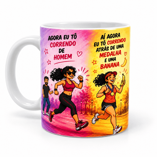 Kit de Caneca Engraçada de Corredora Feminina - Frase Correndo Atrás de Medalha e Banana - MySteps RunnerGirl® Feita em Cerâmica e Capacidade 325ml + *Brindes* e *Mimos*