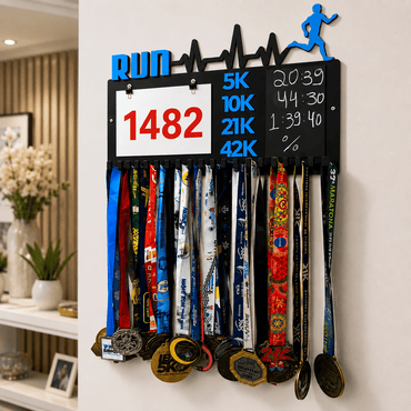 Kit de Porta-Medalhas MDF 3 em 1 Áreas Número Peito e Recorde  MySteps VictoryHanger® 50x30 cm Suporte Mais de 100 Medalhas + Giz de Lousa Parafusos e Buchas