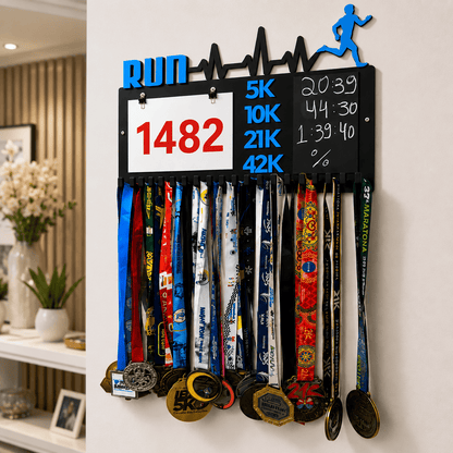 Kit de Porta-Medalhas MDF 3 em 1 Áreas Número Peito e Recorde  MySteps VictoryHanger® 50x30 cm Suporte Mais de 100 Medalhas + Giz de Lousa Parafusos e Buchas