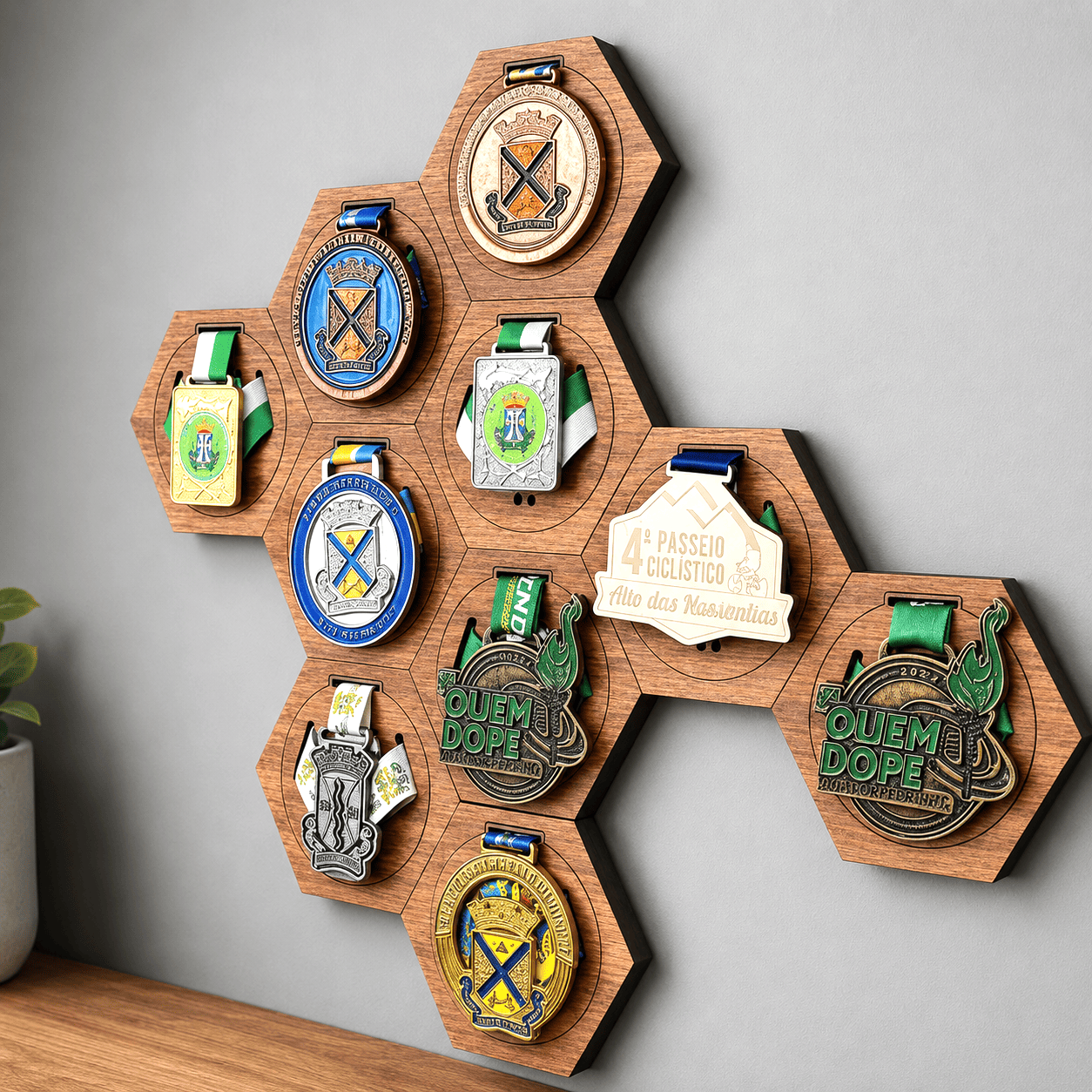Kit de Porta-Medalhas Hexagonal Colmeia em MDF à Laser MySteps VictoryHive Expositor para Parede + Fita Dupla Face de Fixação