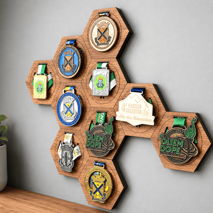 Kit de Porta-Medalhas Hexagonal Colmeia em MDF à Laser MySteps VictoryHive Expositor para Parede + Fita Dupla Face de Fixação