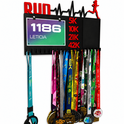 Kit de Porta-Medalhas MDF 3 em 1 Áreas Número Peito e Recorde  MySteps VictoryHanger® 50x30 cm Suporte Mais de 100 Medalhas + Giz de Lousa Parafusos e Buchas