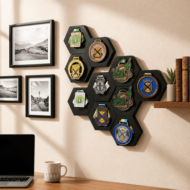 Kit de Porta-Medalhas Hexagonal Colmeia em MDF à Laser MySteps VictoryHive Expositor para Parede + Fita Dupla Face de Fixação