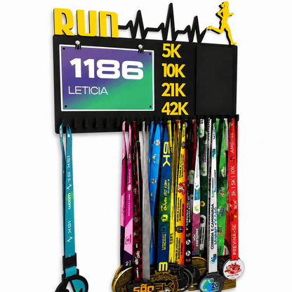 Kit de Porta-Medalhas MDF 3 em 1 Áreas Número Peito e Recorde  MySteps VictoryHanger® 50x30 cm Suporte Mais de 100 Medalhas + Giz de Lousa Parafusos e Buchas