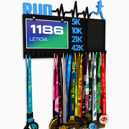 Kit de Porta-Medalhas MDF 3 em 1 Áreas Número Peito e Recorde  MySteps VictoryHanger® 50x30 cm Suporte Mais de 100 Medalhas + Giz de Lousa Parafusos e Buchas
